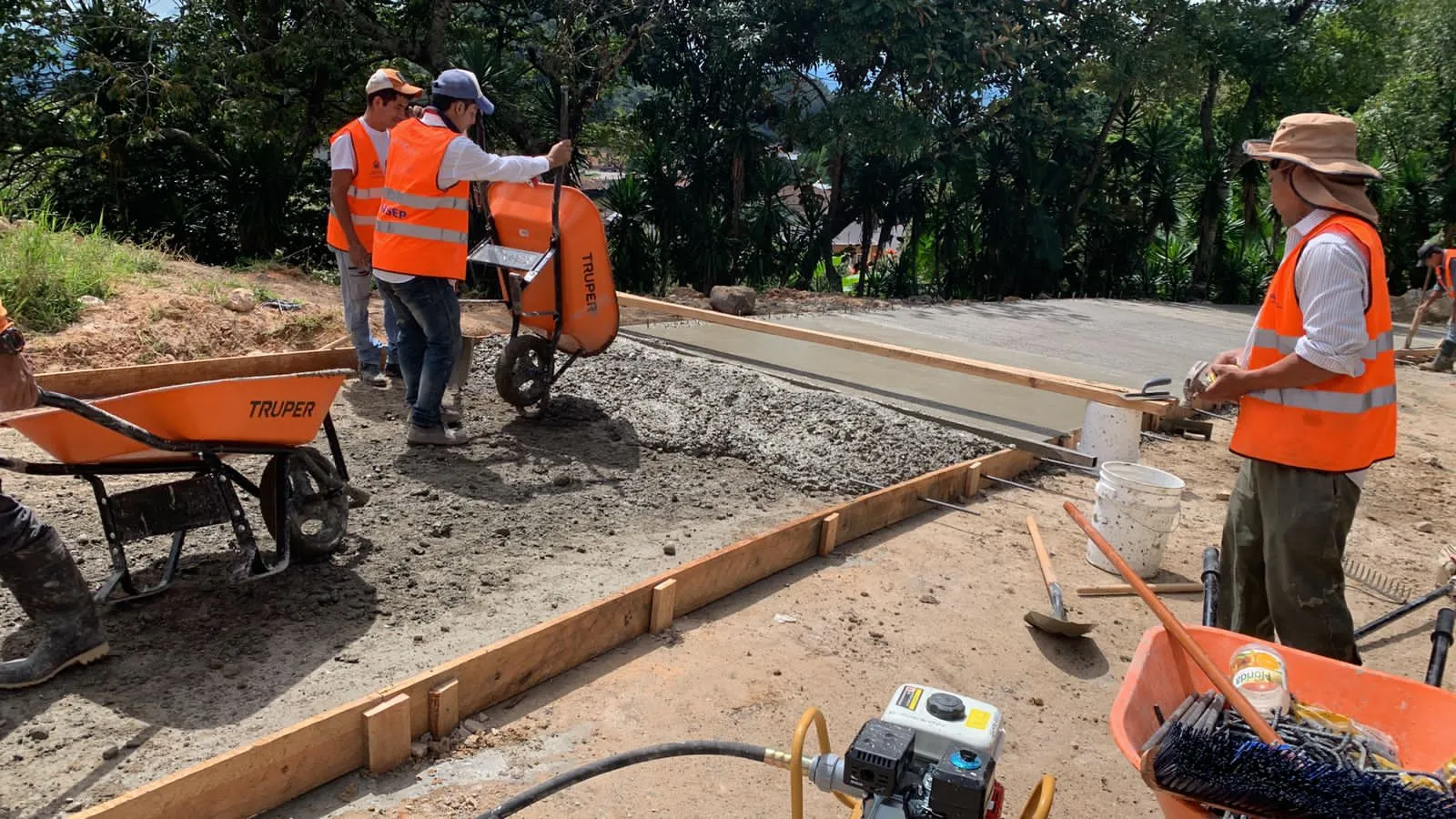 Pavimentación con concreto hidráulico en la calle principal de la comunidad de Santo Tomas